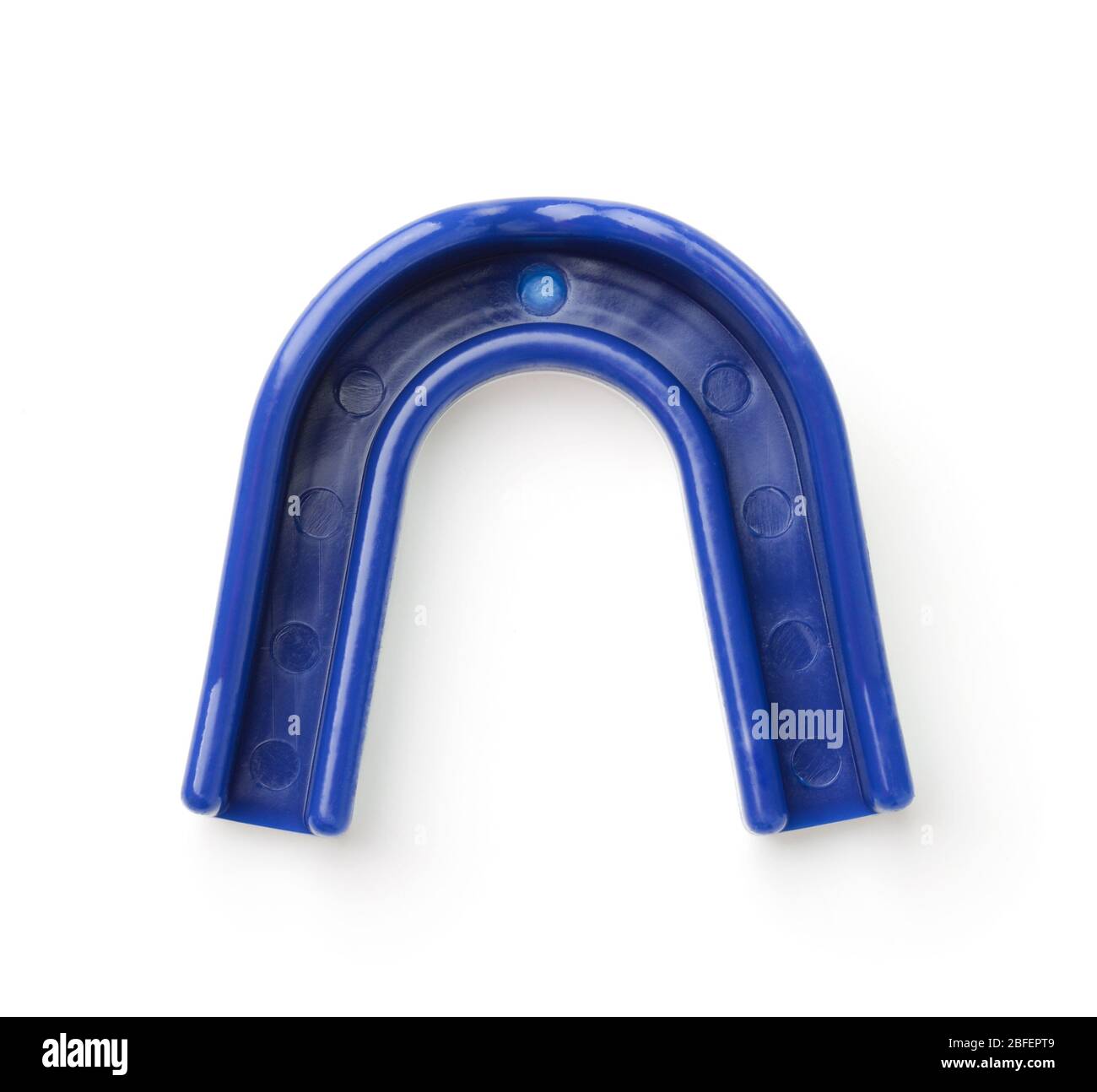 Vista dall'alto del proteggi bocca sportivo in silicone blu isolato su bianco Foto Stock