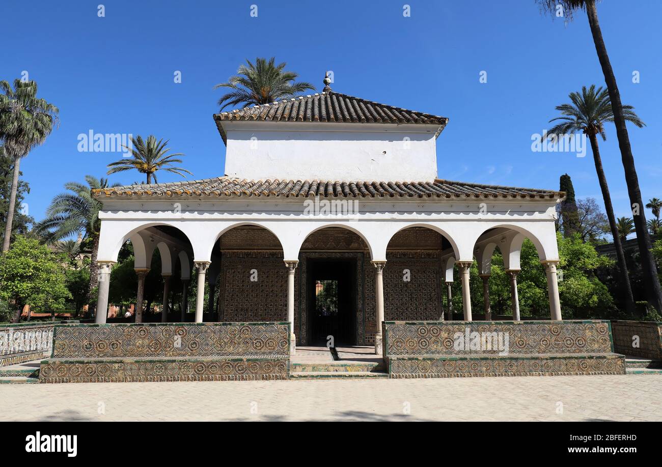 Lo storico Padiglione Carlo V con decorazioni in piastrelle smaltate nel Giardino delle Signore dei Giardini Alcazar a Siviglia, Spagna. Foto Stock