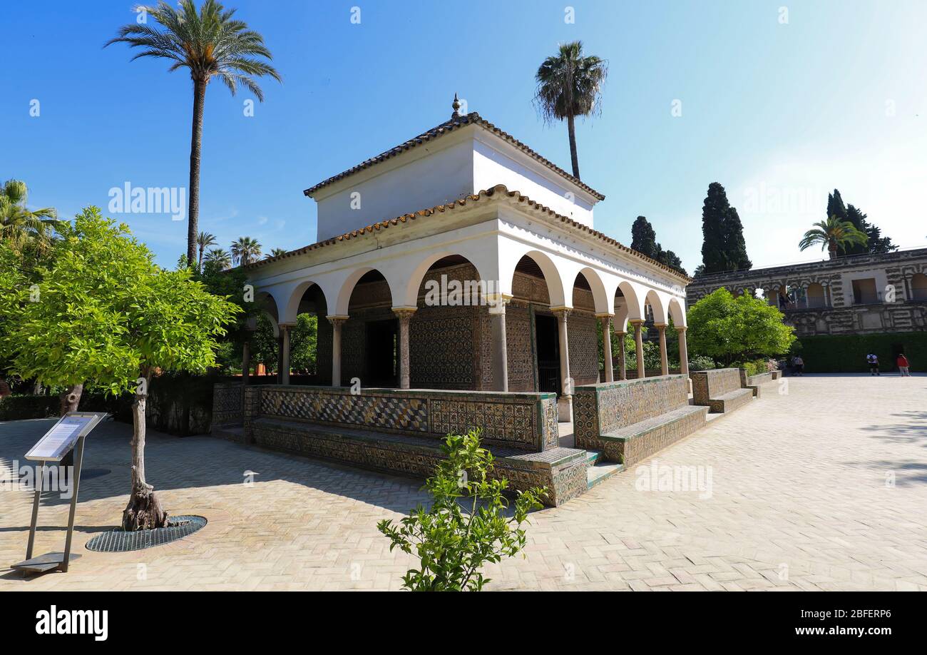 Lo storico Padiglione Carlo V con decorazioni in piastrelle smaltate nel Giardino delle Signore dei Giardini Alcazar a Siviglia, Spagna. Foto Stock