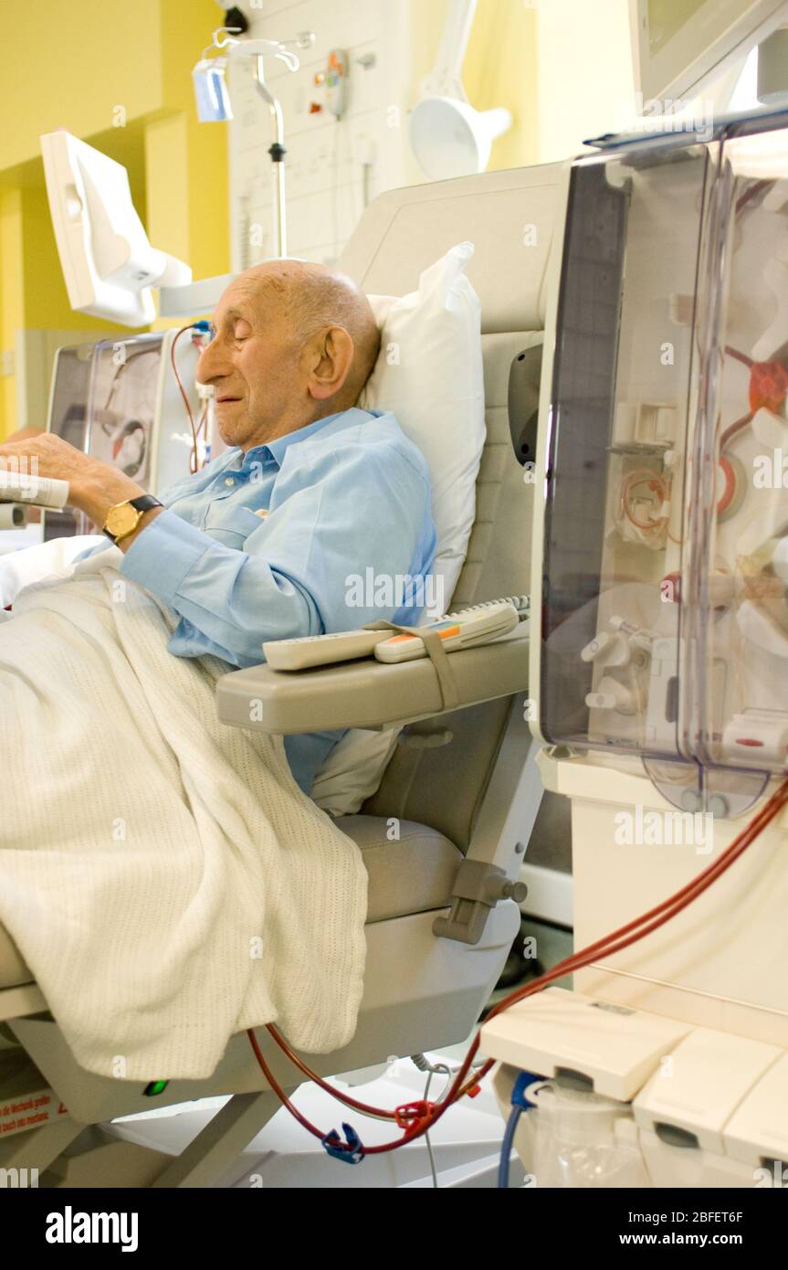 Un paziente rene in visita regolare nel reparto di dialisi renale di un ospedale londinese dove è collegato ad una macchina per emodialisi che essentiall Foto Stock