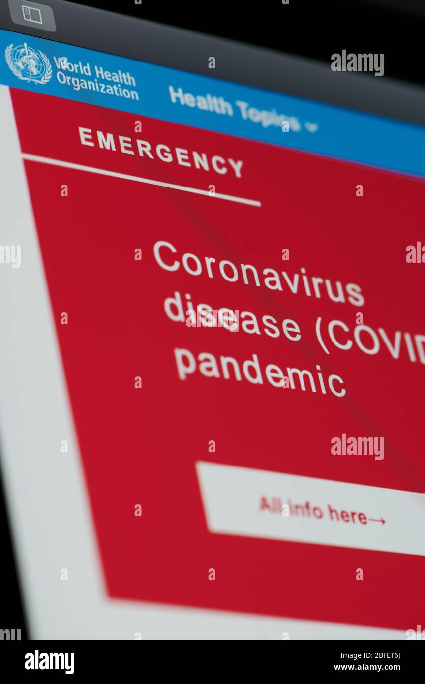 New-York , USA - 18 aprile 2020: Messaggio di emergenza nel sito WEB DELL'OMS riguardante il primo piano del coronovirus sullo schermo del laptop Foto Stock