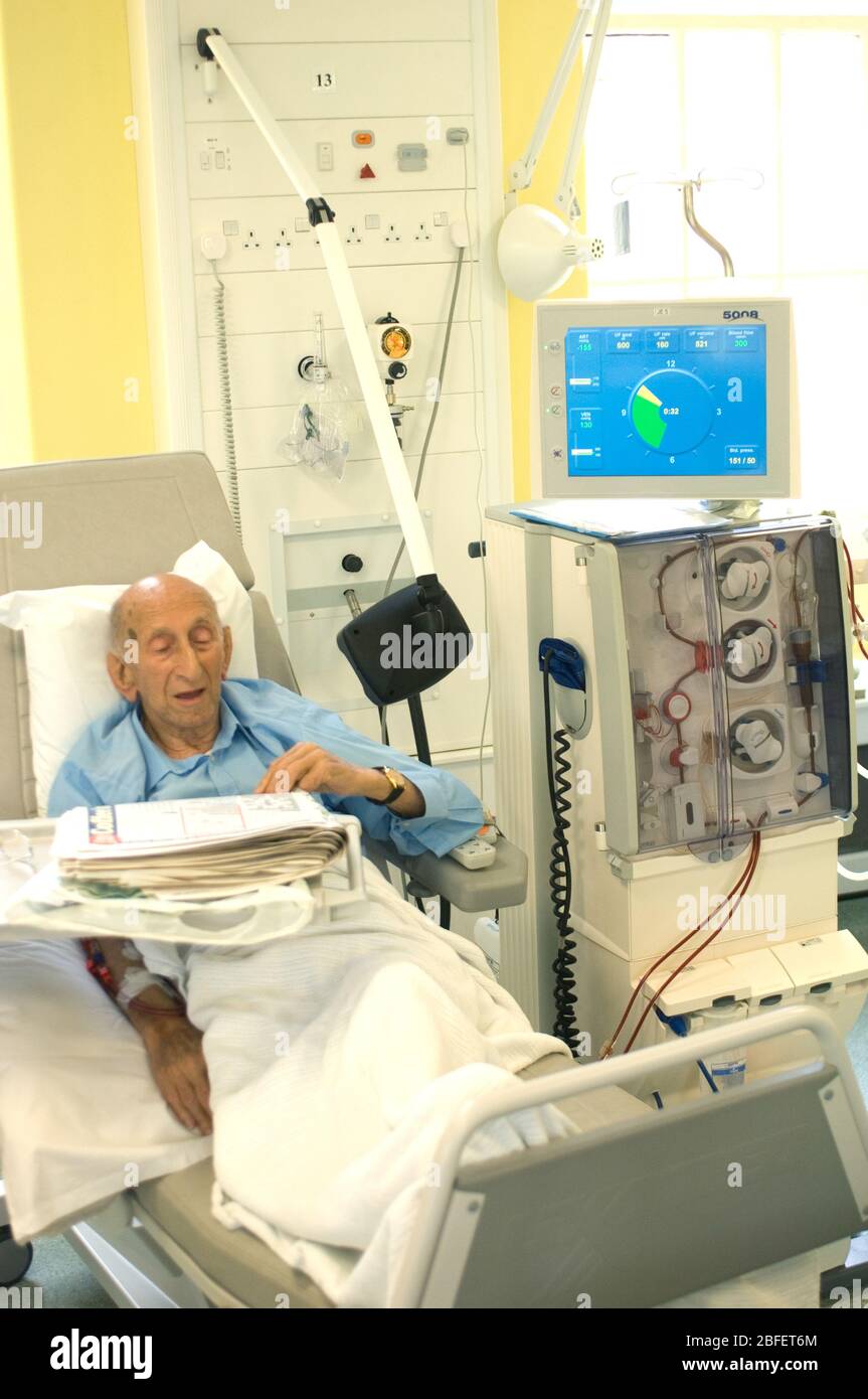 Un paziente rene in visita regolare nel reparto di dialisi renale di un ospedale londinese dove è collegato ad una macchina per emodialisi che essentiall Foto Stock