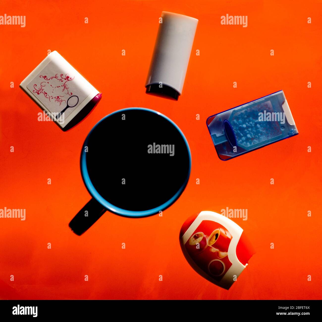 Secondo un articolo nel giornale dell'associazione medica americana, gli edulcoranti artificiali, piuttosto che essere un aiuto di perdita del peso, possono persino fare Foto Stock