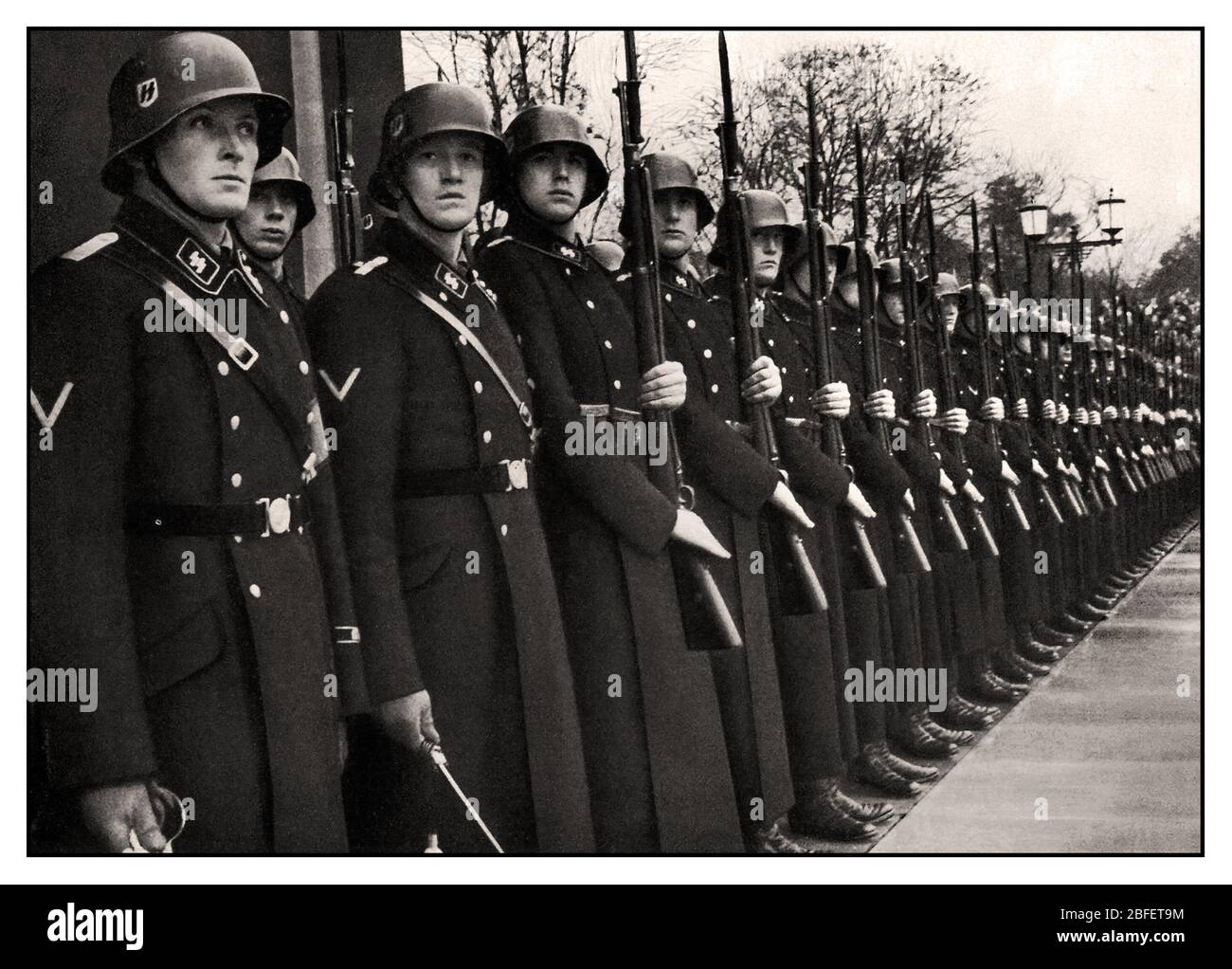 1st SS Panzer Division 'Leibstandarte SS Adolf Hitler', Short LSSAH Archive Vintage 1935 IST Company of Adolf Hitlers personal hand choed leal bodyguard Leibstandarte Waffen SS Die 1. Kompanie von Hitlers Leibstandarte gilt als Keimzelle der späteren Waffen-SS. Konigplatz München Germania Foto Stock