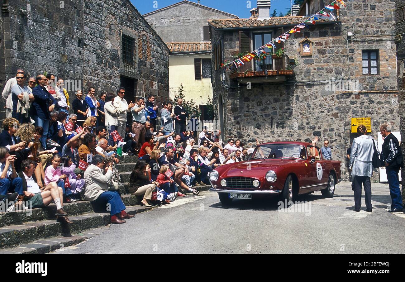 1957 Ferrari 250 GT che attraversa Radicofani sulla 2001 Mille miglia . Foto Stock