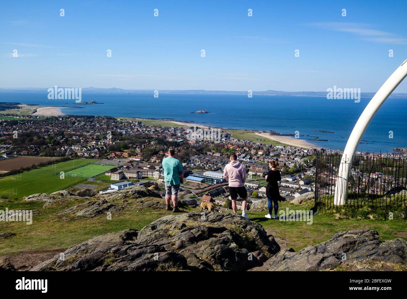 Persone in cima alla legge di Berwick, North Berwick - ossa di balene e viste a Firth of Forth Foto Stock