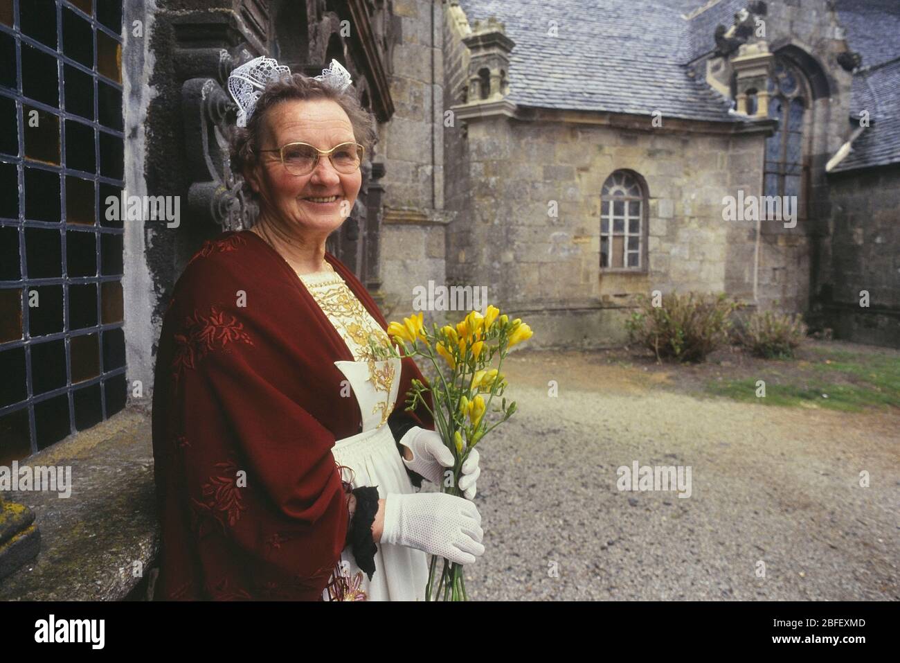 Costume tradizionale di una donna bretone. La Bretagna. Francia Foto Stock