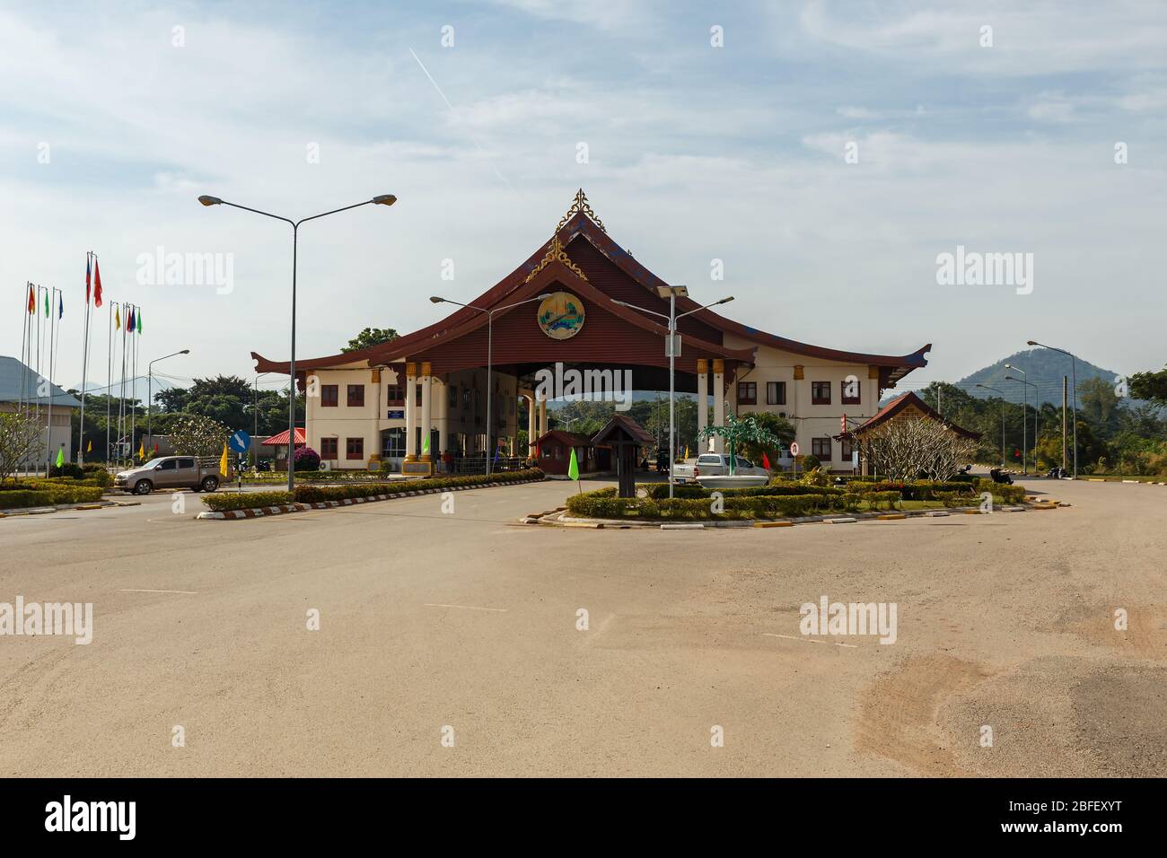 Kenethao, Laos - 07 dicembre 2018: Il confine tra Laos e Thailandia. Edificio doganale in Laos. Nam Heuang Border Crossing. Foto Stock