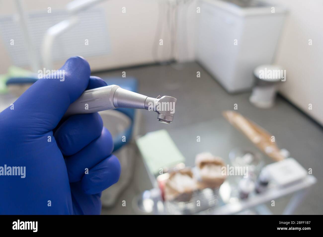 In prossimità di apparecchiature dentali, strumenti odontoiatrici, riunito suggerimenti in dental clinic. Strumenti per la pulizia dei denti e della salute orale. Foto Stock