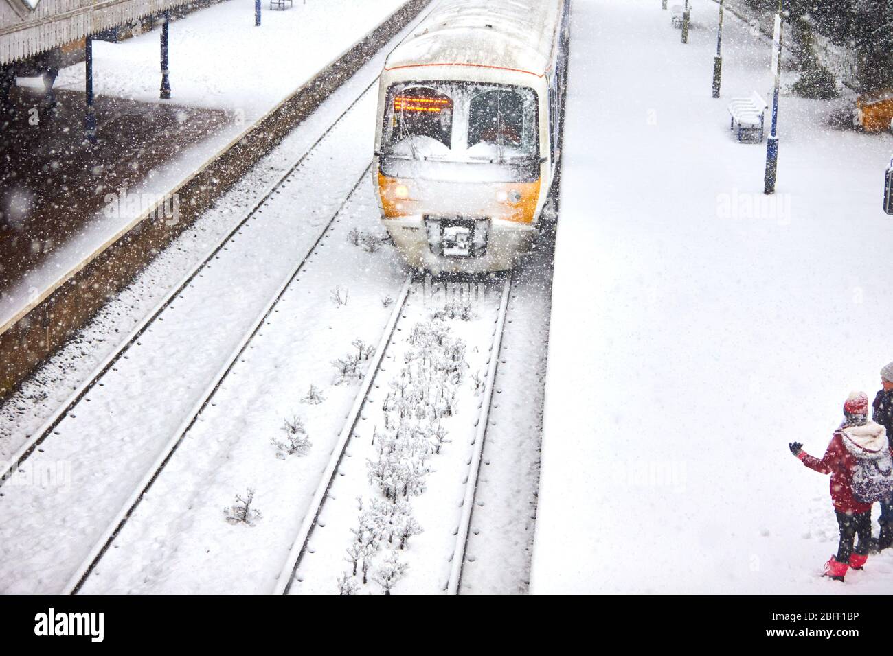 La gente aspetta un treno ritardato Chiltern Railways alla stazione di Stoke Mandeville vicino Aylesbury. Tutti i treni sulla linea sono stati sospesi in seguito. Foto Stock