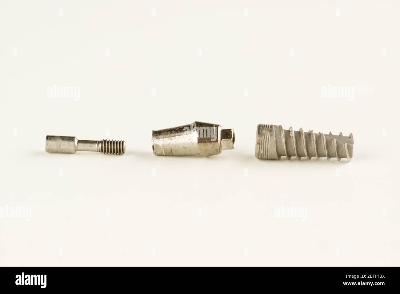 impianto dentale in titanio con elementi di bloccaggio isolati su sfondo bianco Foto Stock
