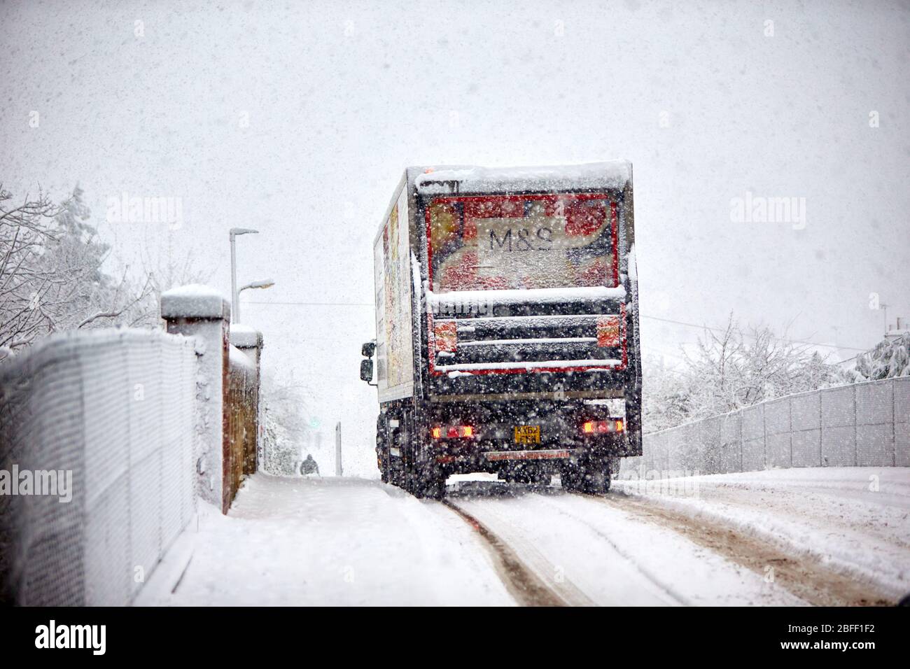 Un camion M&S percorre una strada coperta di neve vicino ad Aylesbury. La neve pesante sta causando problemi di trasporto diffusi. Foto Stock