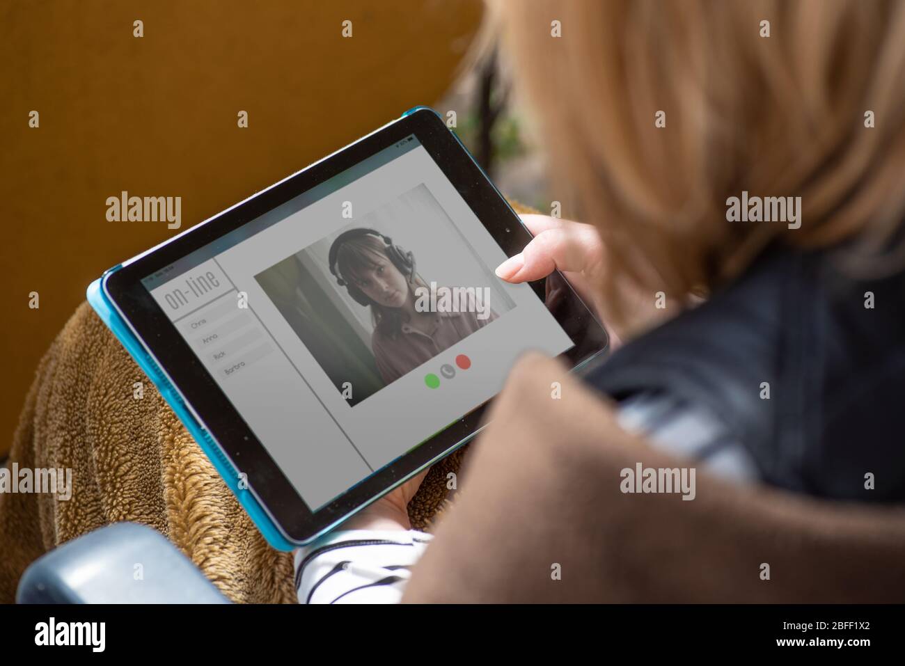 Donna caucasica video chattando con tablet Foto Stock