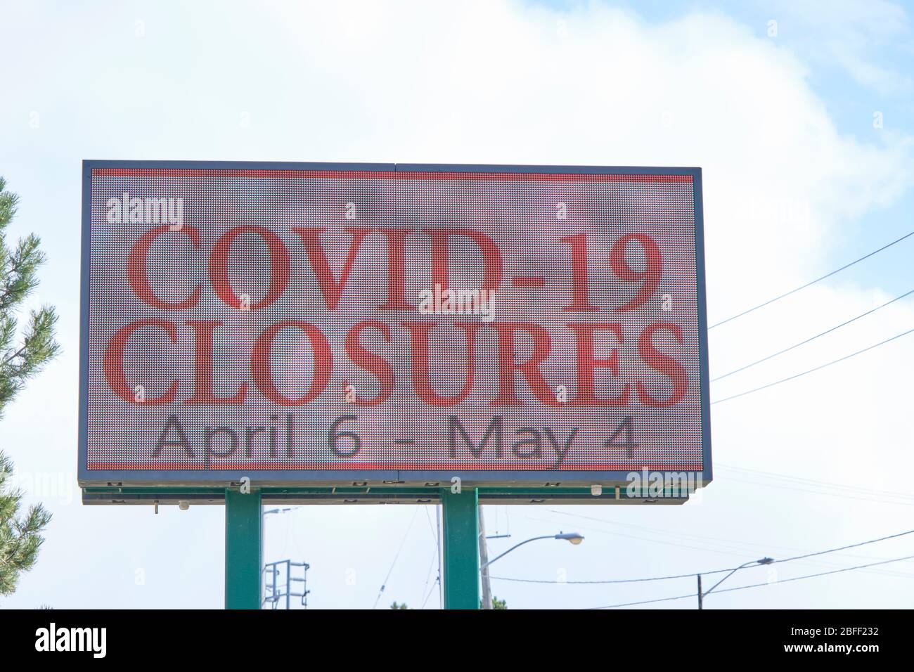 Cartello LED che annuncia chiusure dovute alla pandemia Covid-19 e alla necessità di distanziamento fisico. Foto Stock