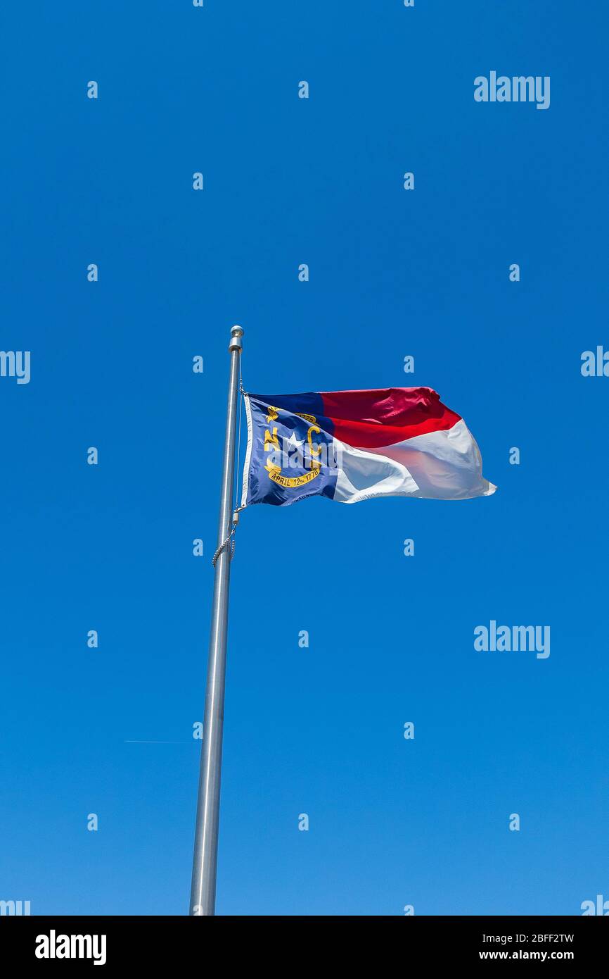 Bandiera dello Stato del North Carolina contro il cielo blu Foto Stock