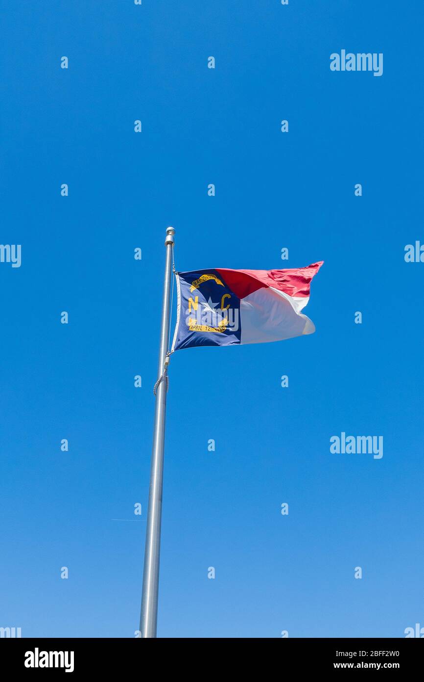 Bandiera dello Stato del North Carolina contro il cielo blu Foto Stock