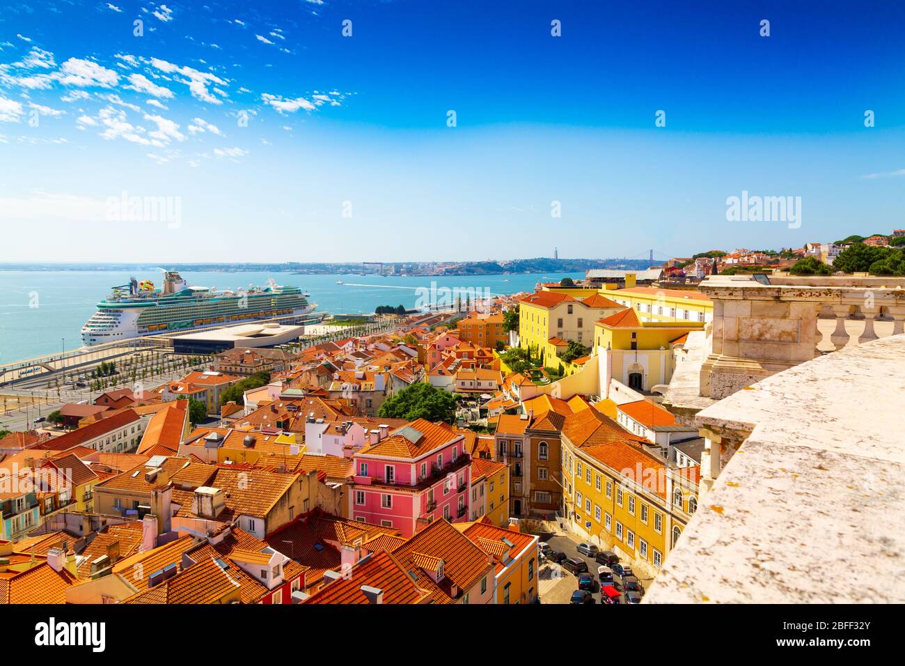 Panorama dello storico quartiere di Alfama e del fiume Tago dal Pantheon Nazionale nella città di Lisbona, Portogallo Foto Stock