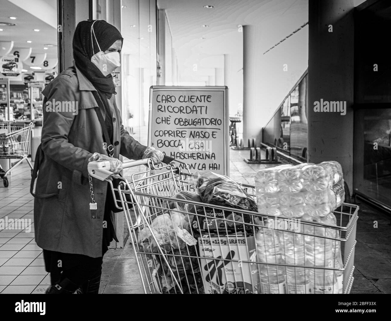 Cremona, Lombardia, Italia - 18 aprile 2020 - poche persone mascherate accesso supermercato per la spesa durante la chiusura Foto Stock