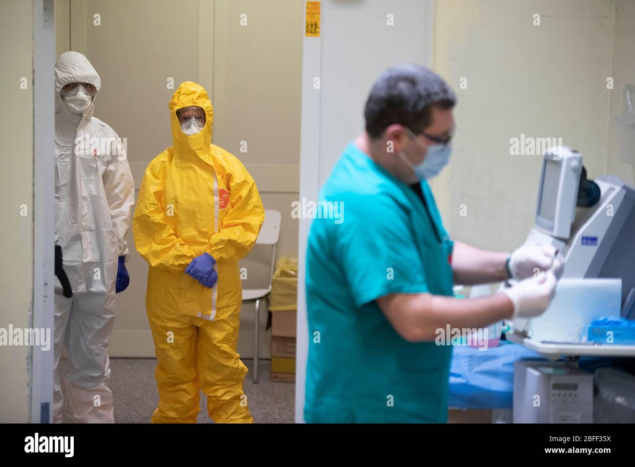 Roma, Italia. 17 Aprile 2020. Il personale sanitario lavora all'interno dell'area Covid dell'Ospedale militare di Policlinico Militare Celio, dove è stato sequenziato il genoma di Coronavirus (COVID-19). (Foto di Davide Fracassi/Pacific Press/Sipa USA) Credit: Sipa USA/Alamy Live News Foto Stock