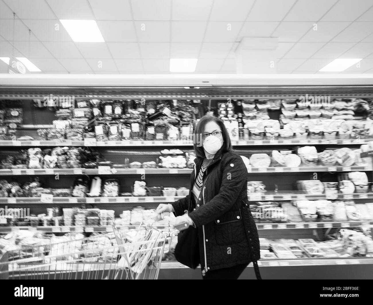 Cremona, Lombardia, Italia - 18 aprile 2020 - poche persone mascherate accesso supermercato per la spesa durante la chiusura Foto Stock