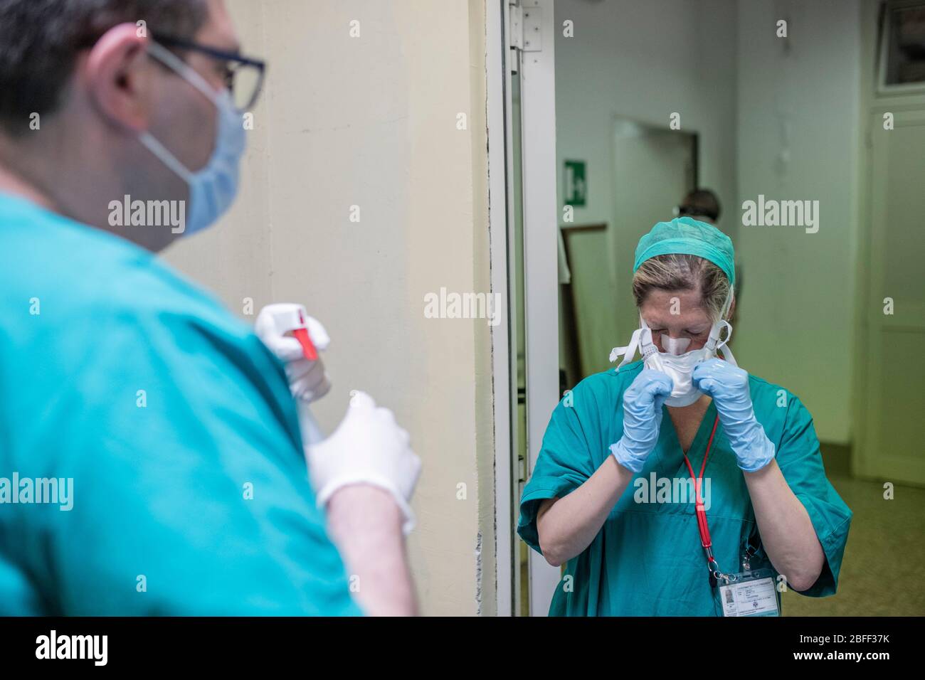 Roma, Italia. 17 Aprile 2020. Il personale sanitario lavora all'interno dell'area Covid dell'Ospedale militare di Policlinico Militare Celio, dove è stato sequenziato il genoma di Coronavirus (COVID-19). (Foto di Davide Fracassi/Pacific Press/Sipa USA) Credit: Sipa USA/Alamy Live News Foto Stock