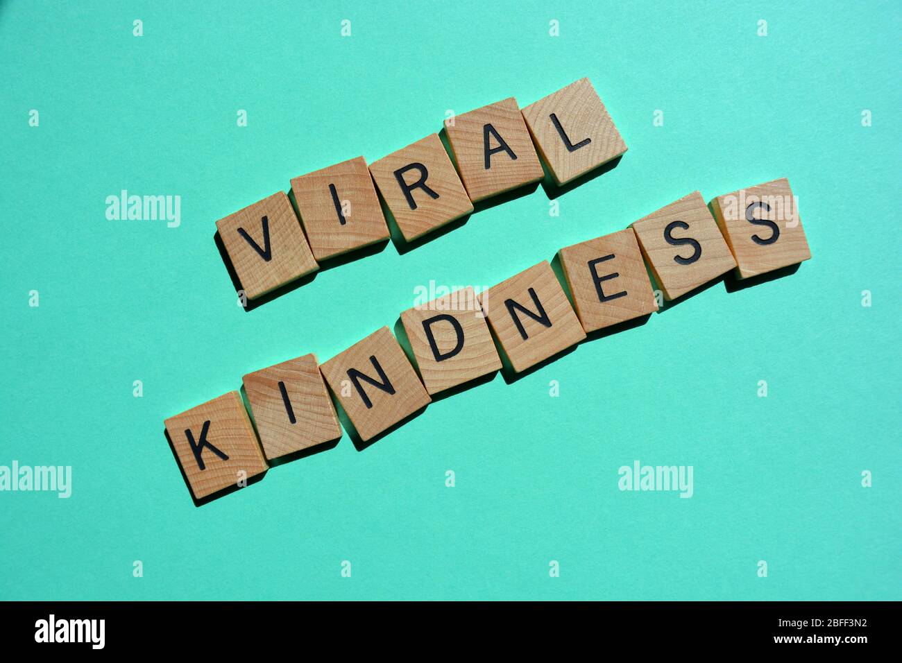 Gentilezza virale, parole in lettere alfabetiche in legno 3d isolate su sfondo semplice Foto Stock
