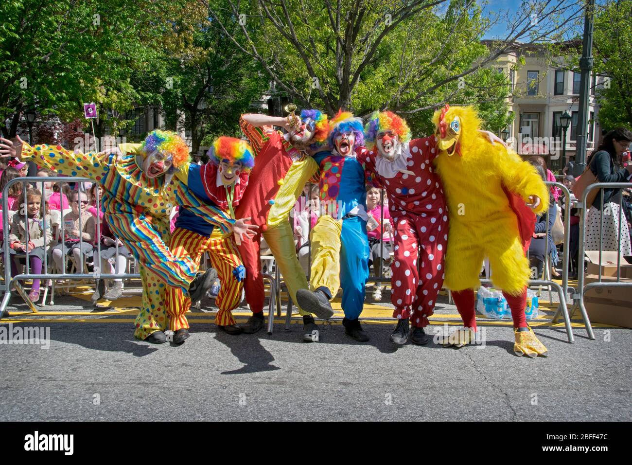 Uomini ebrei ortodossi vestiti come clown alla parata Lag B'Omer sulla Eastern Parkway a Crown Heights, Brooklyn, New York. Foto Stock