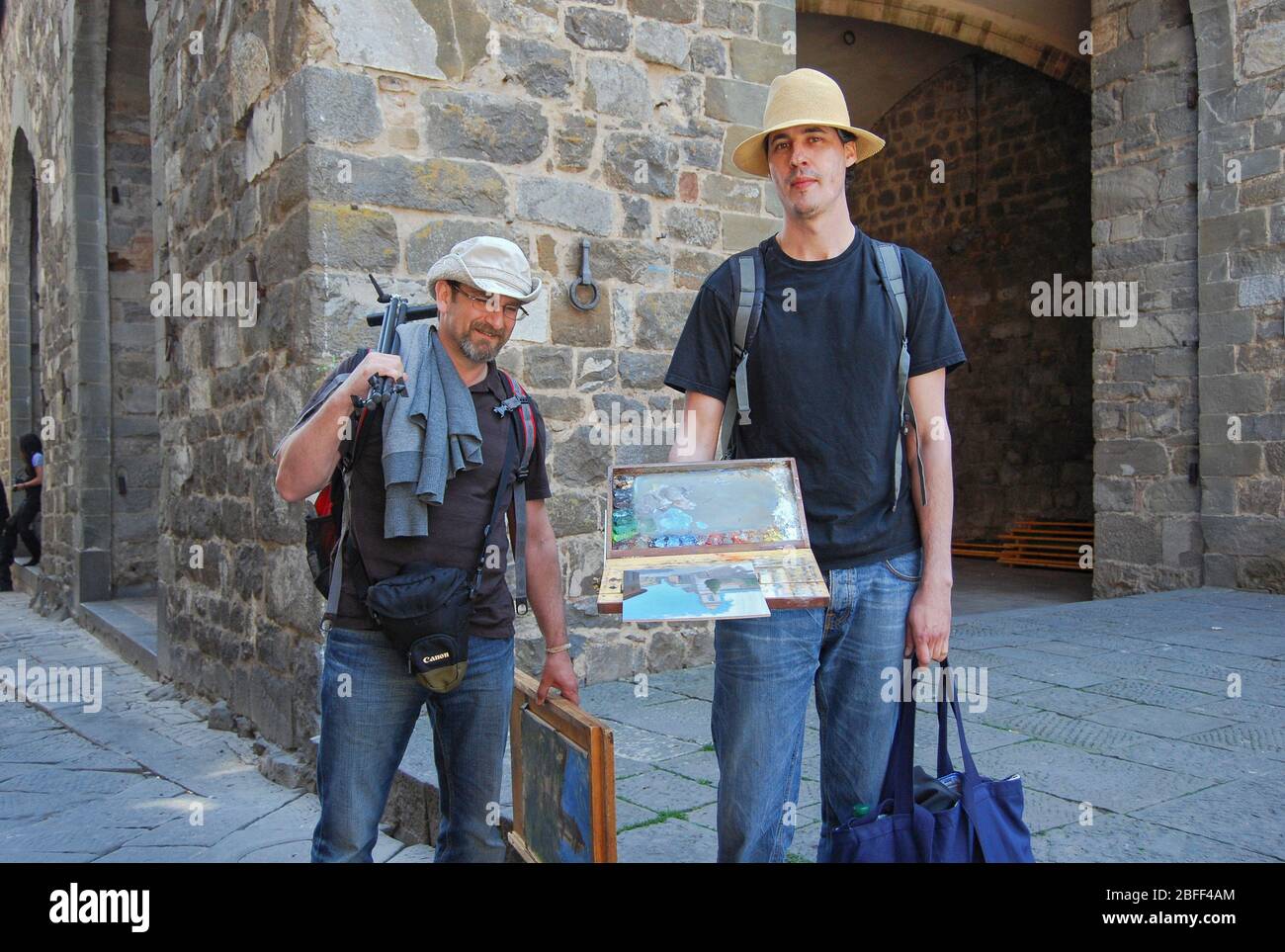 Due pittori americani in visita in Italia si dirigono a dipingere in un luogo di Montalchino in Toscana. Foto Stock