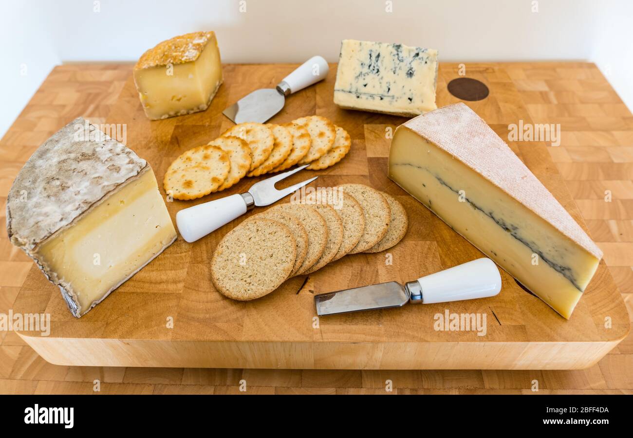 Cheeseboard: Formaggi artigianali Gorwydd Caerphilly (Galles), pecora Rustler (Somerset), Cashel Blue Cheese (Irlanda) & Morbier (Francia) cracker & oatcakes Foto Stock