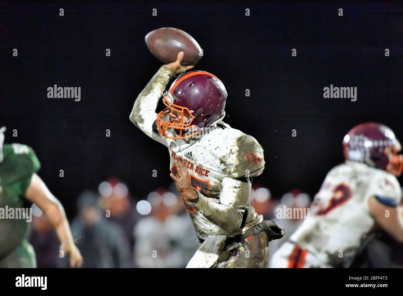 Quarterback che ha effettuato un passaggio che ha portato a una conversione di primo in basso su un terzo in basso. USA. Foto Stock