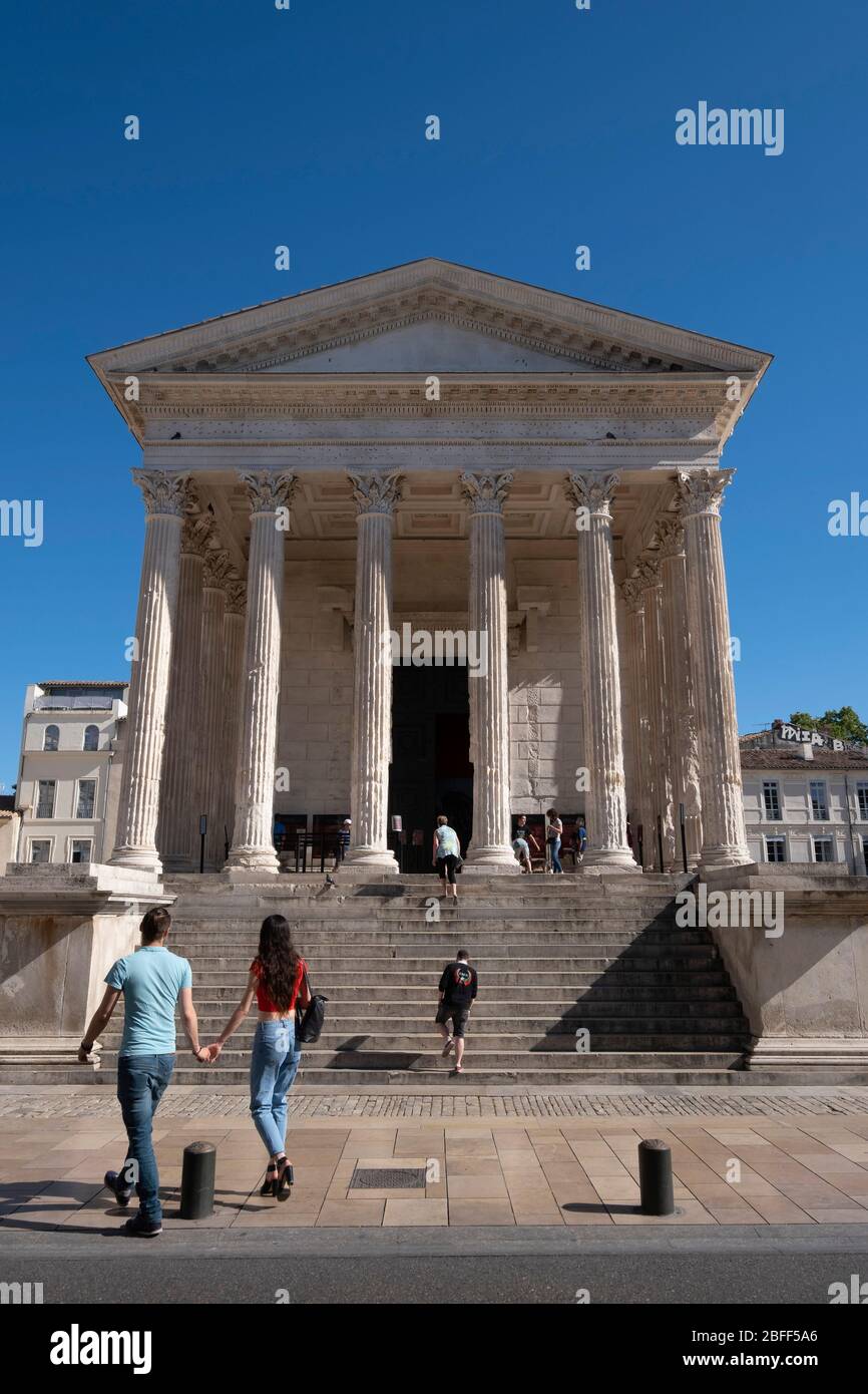 La Maison Carrée antico tempio romano a Nimes, Francia, Europa Foto Stock