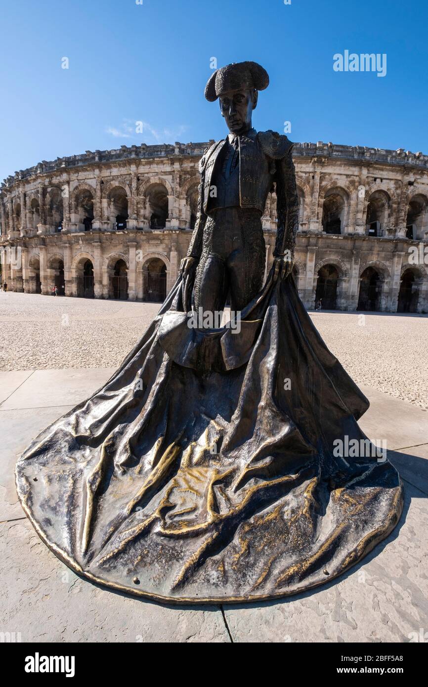 Statua del matador francese Christian Montcouquiol Nimeño II di fronte all'Arena di Nîmes anfiteatro romano a Nimes, Francia, Europa Foto Stock