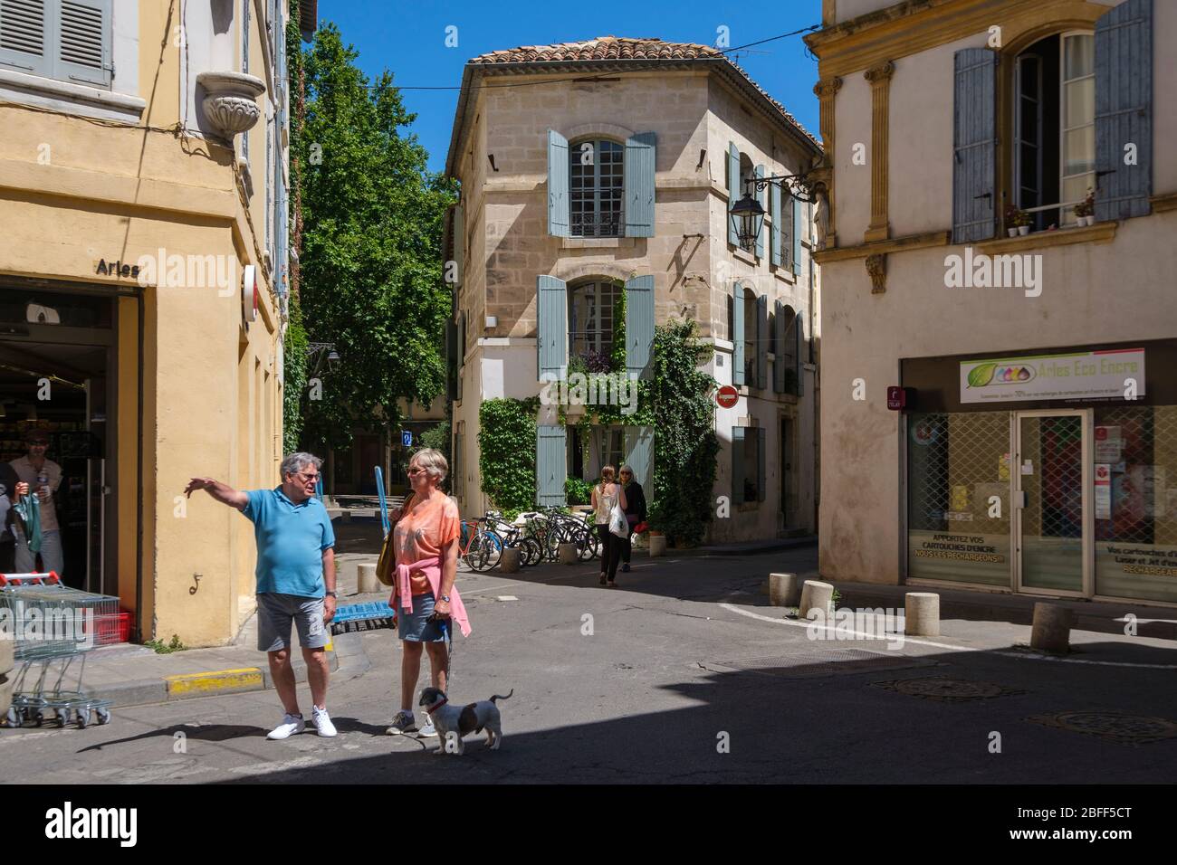 Gente che chiacchiera per le strade di Arles, Francia, Europa Foto Stock