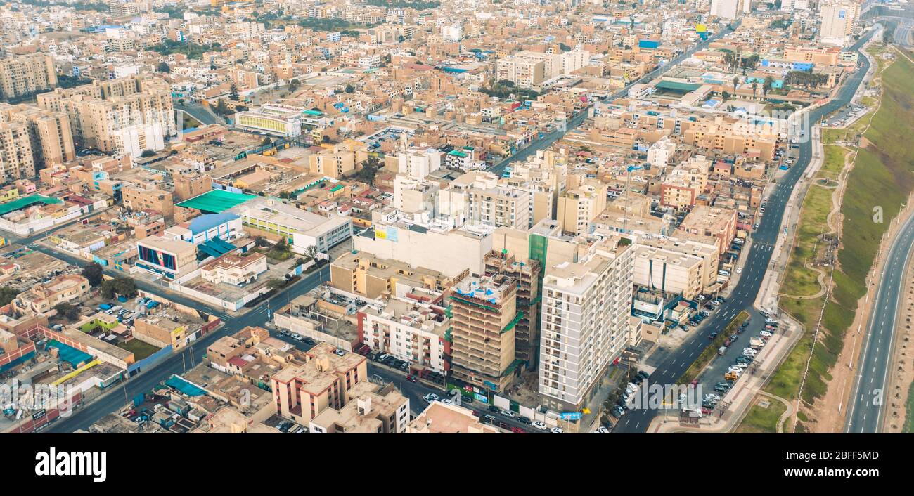 Vista panoramica senza auto della Costa Verde a Lima, Perù. Focolaio di coronavirus in America del Sud. Foto Stock