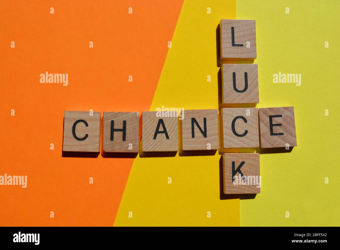Luck and Chance, parole in lettere alfabetiche in legno 3d come una parola chiave su sfondo dai colori vivaci Foto Stock