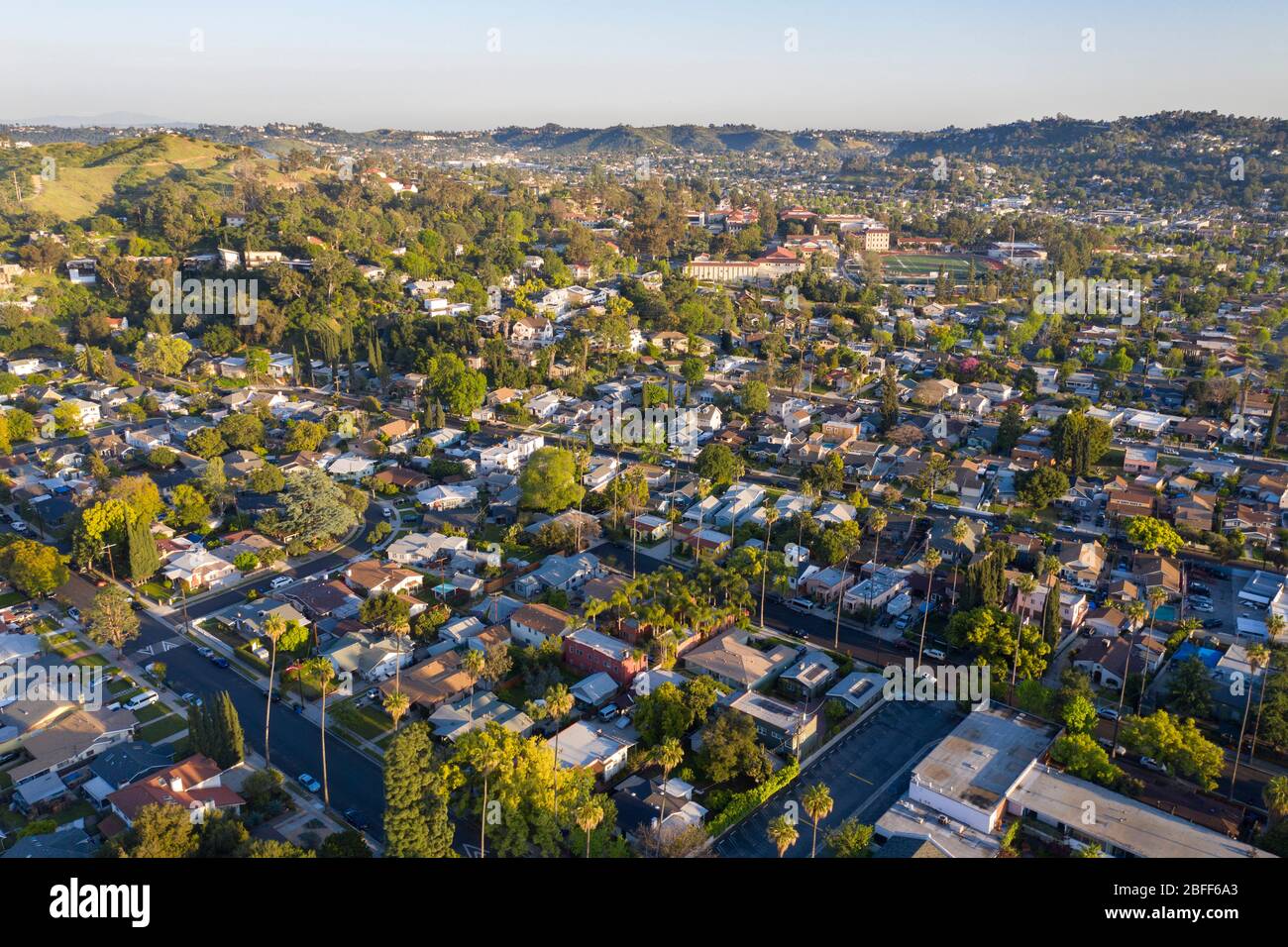 Vista aerea sul quartiere di Eagle Rock a nord-est di Los Angeles al tramonto Foto Stock