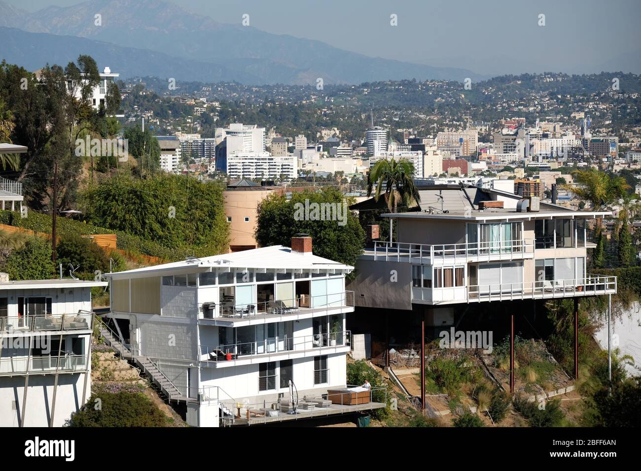 Vista dalle colline di Hollywood al centro di Hollywood con case sulla ripida collina a Los Angeles, California Foto Stock