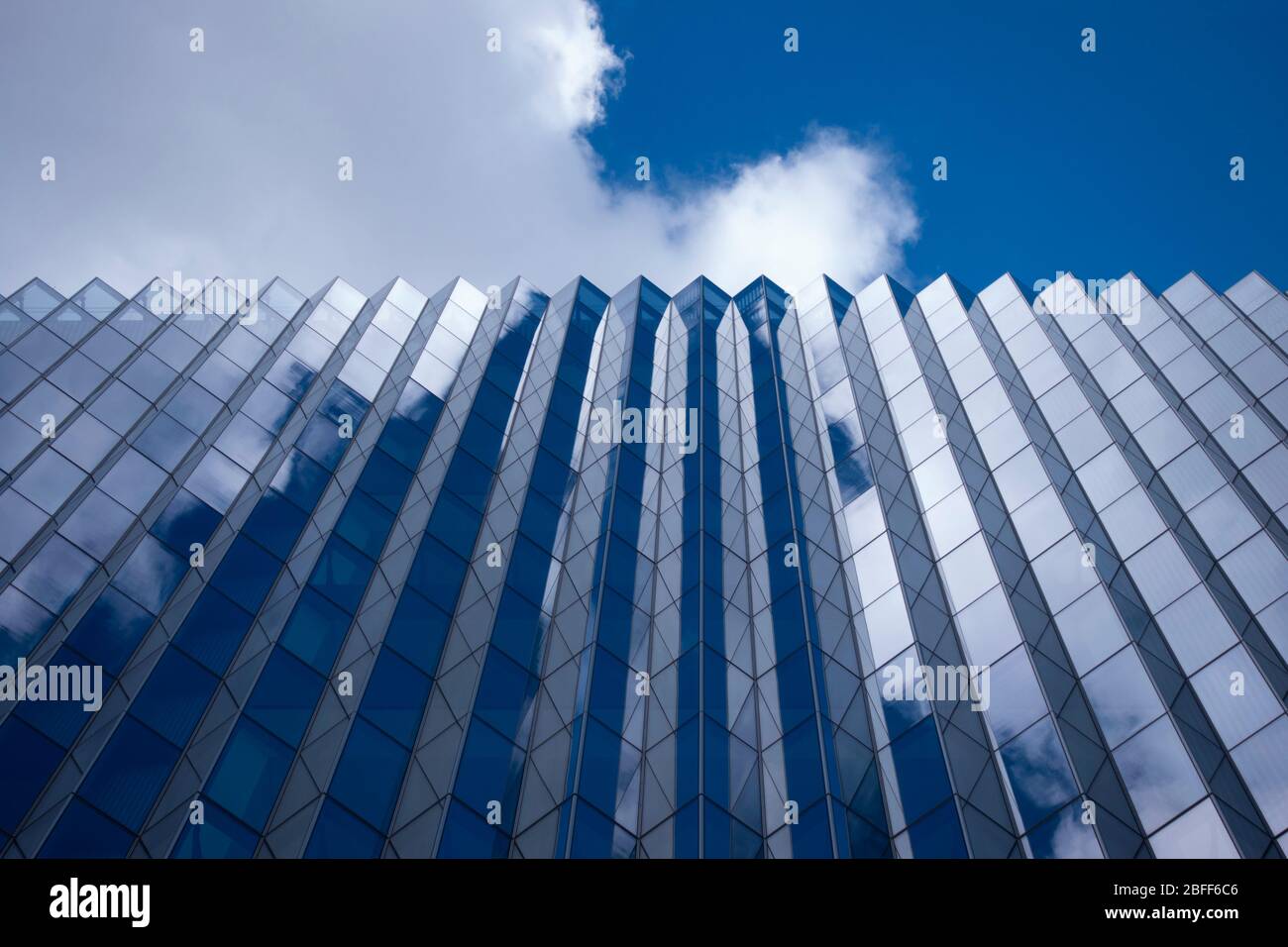 Architettura astratta riflessi e angoli posti contro un cielo blu incorniciato per la geometria Foto Stock