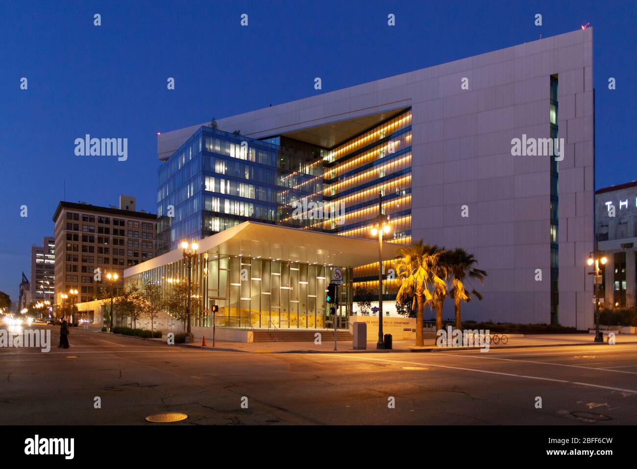 LAPD, Los Angeles Police Department nuovo edificio amministrativo sede nel centro di crepuscolo Foto Stock