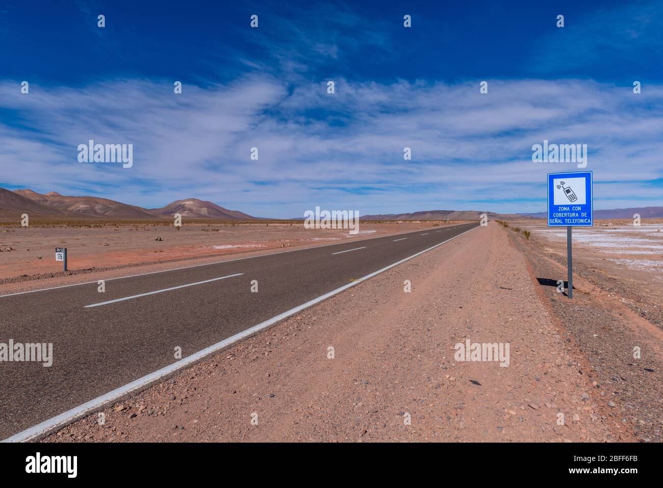 Cartello stradale che mostra il possibile uso di telefoni cellulari per l'aiuto o la comunicazione, N 52 a Salar Olaroz, Argentina nord-occidentale, America Latina Foto Stock