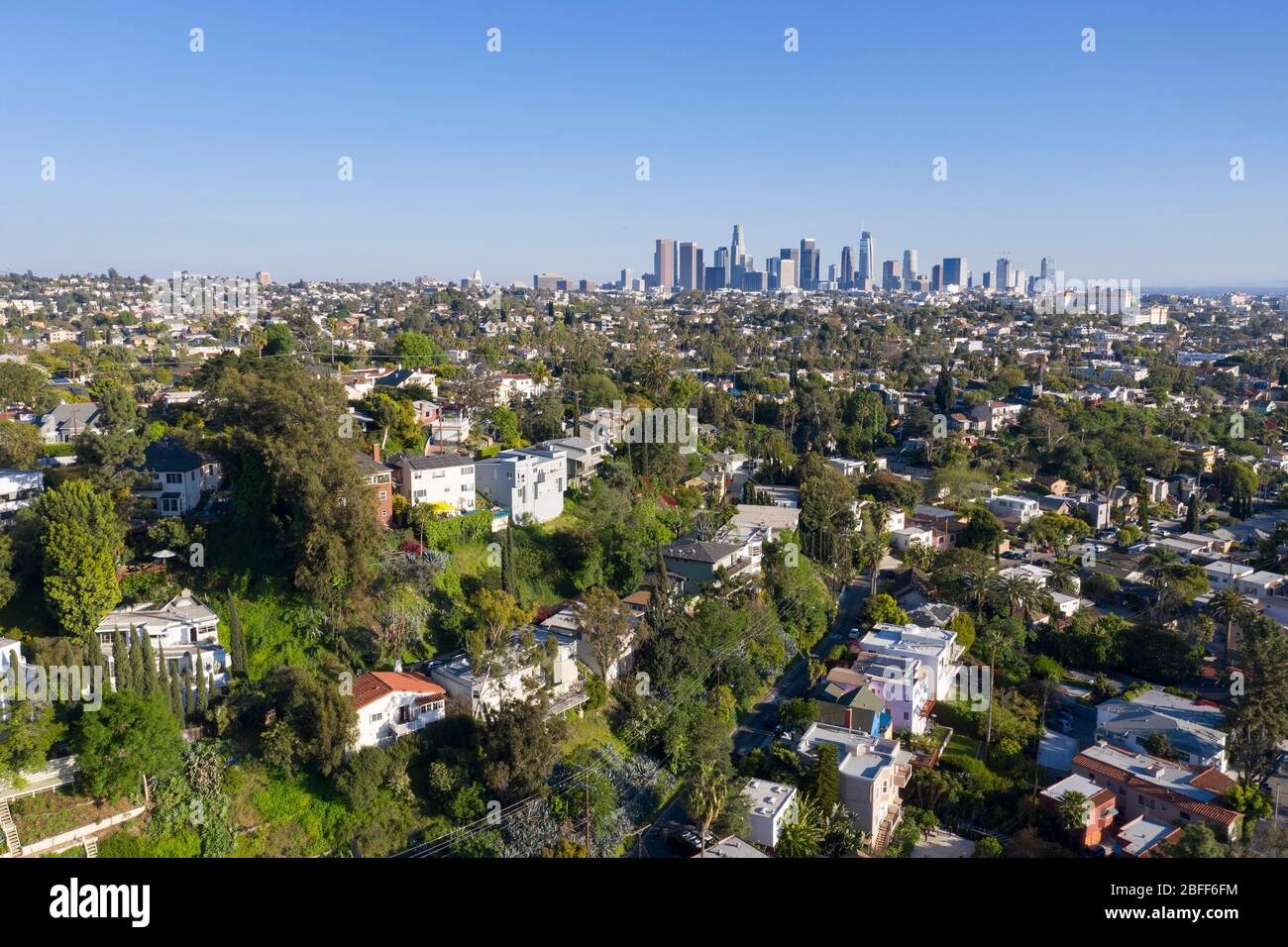 Vista aerea sul quartiere Silver Lake che guarda verso lo skyline del centro di Los Angeles in una giornata cielo blu Foto Stock