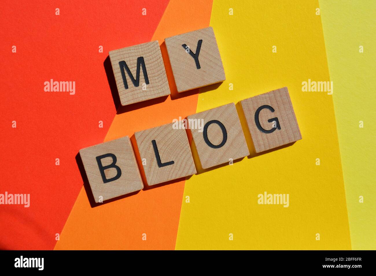 Il mio blog, parole in lettere alfabetiche in legno 3d su sfondo colorato Foto Stock