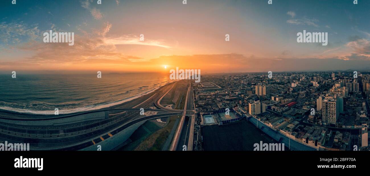 Vista panoramica notturna del sentiero Costa Verde al tramonto, a San Miguel - Lima, Perù. Foto Stock