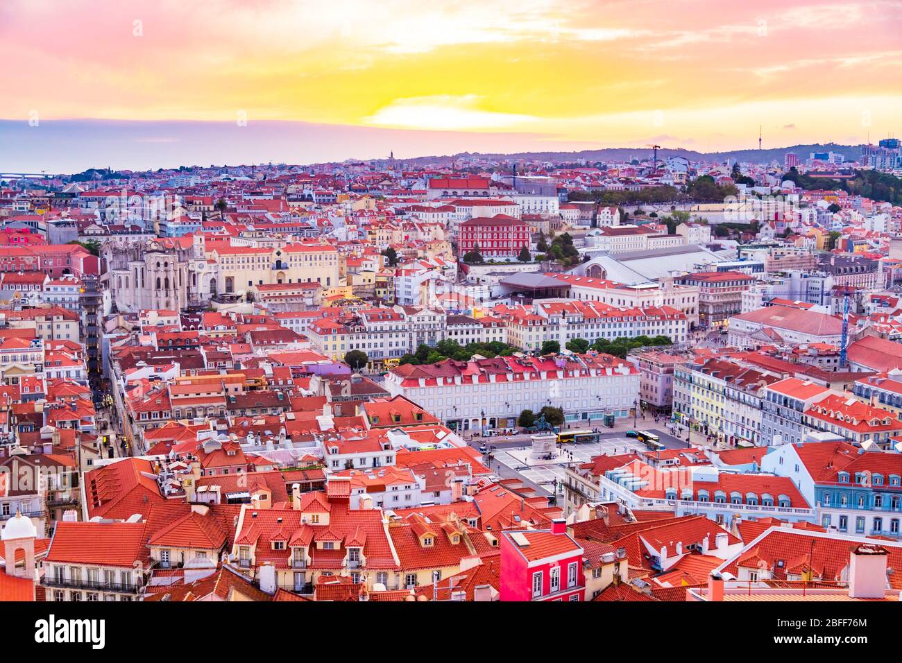 Bellissimo panorama della città vecchia e del quartiere Baixa a Lisbona durante il tramonto, visto dalla collina del Castello di Sao Jorge, Portogallo Foto Stock