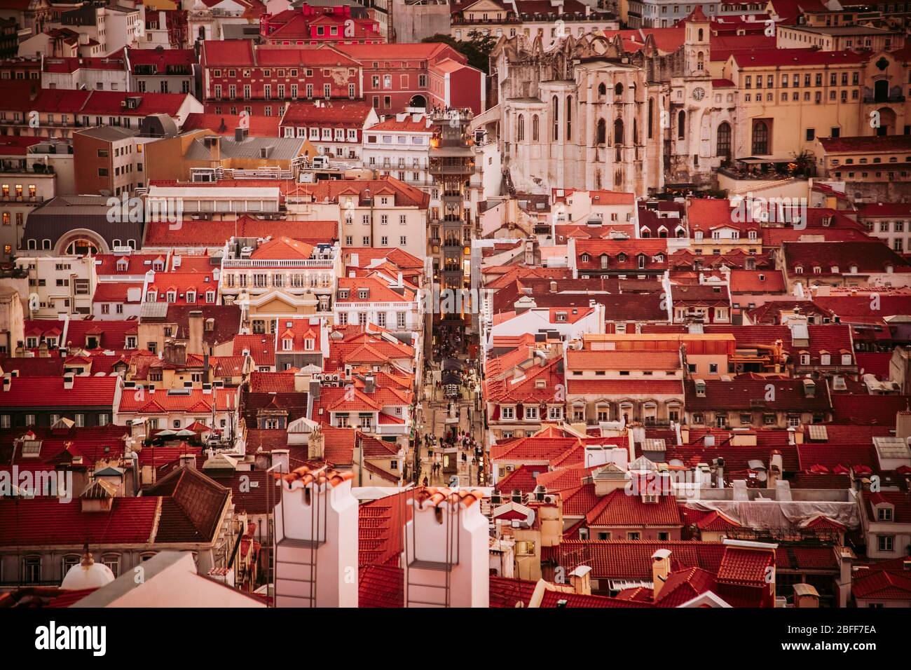 Santa Justa Lift e quartiere Baixa a Lisbona visto dal Castello di Sao Jorge, Portogallo Foto Stock
