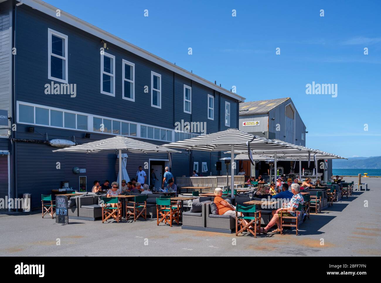 Cafe / bar sul lungomare a Queens Wharf, Wellington, Nuova Zelanda Foto Stock