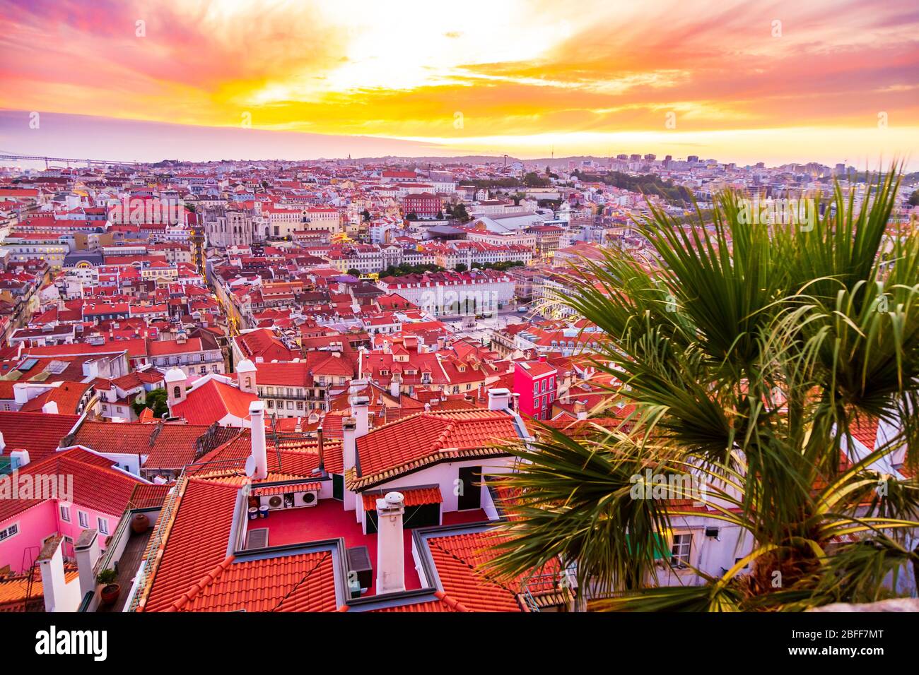 Bellissimo panorama della città vecchia e del quartiere Baixa a Lisbona durante il tramonto, visto dalla collina del Castello di Sao Jorge, Portogallo Foto Stock