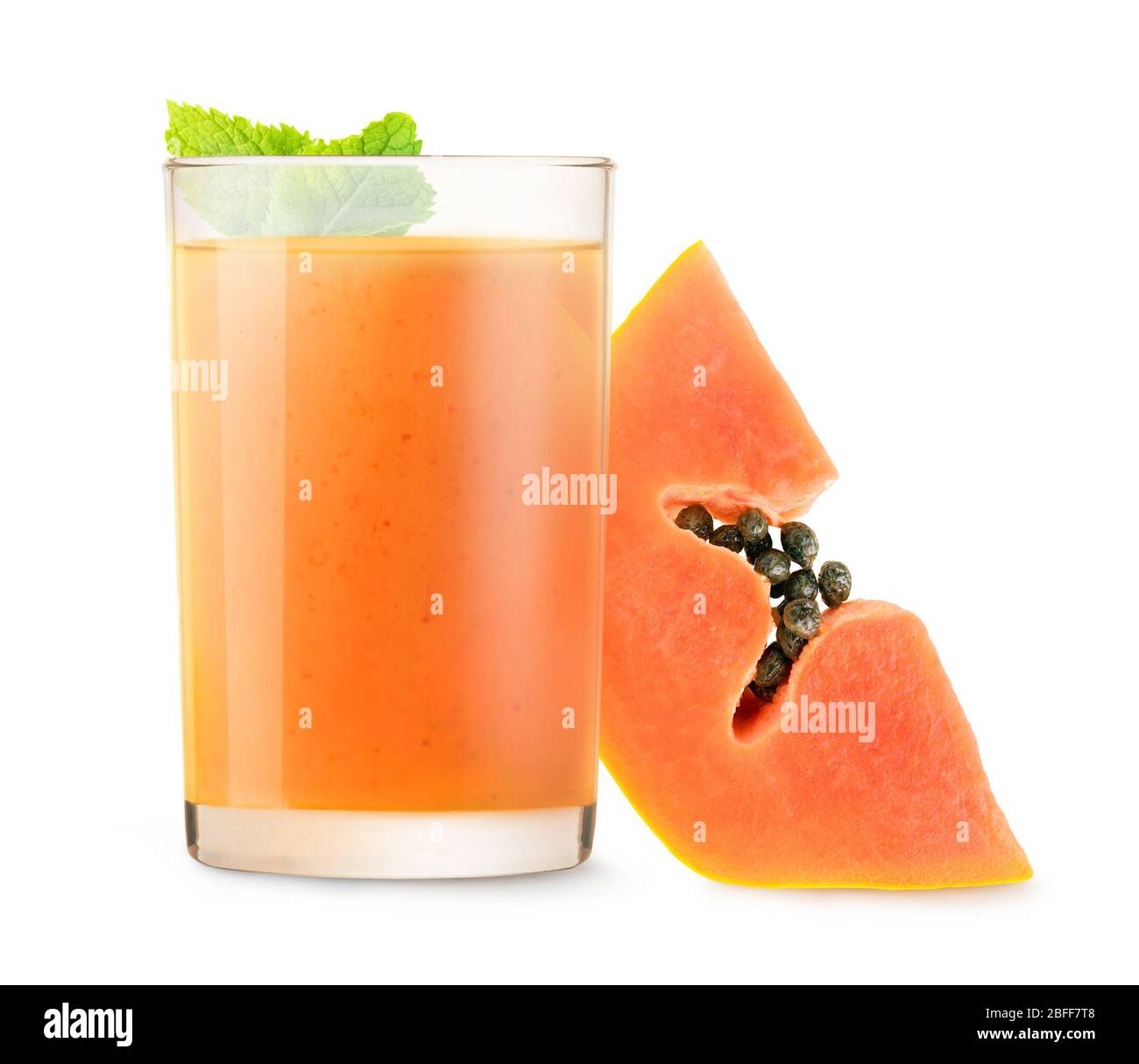 Frullato di frutta isolato. Bicchiere di papaya drink isolato su sfondo bianco Foto Stock
