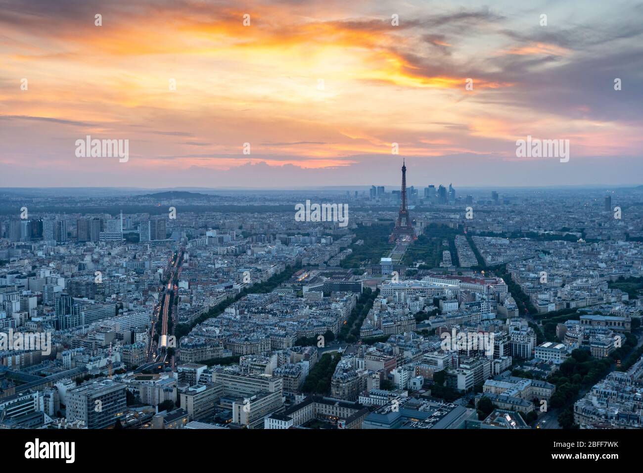 Vista della Torre Eiffel e di parte della Tour Eiffel al tramonto, come si vede dalla Tour Montparnasse, Parigi Foto Stock
