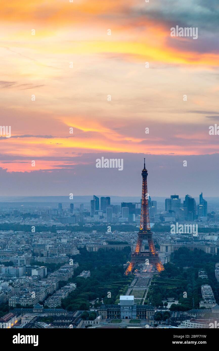 Vista della Torre Eiffel e di parte della Tour Eiffel al tramonto, come si vede dalla Tour Montparnasse, Parigi Foto Stock
